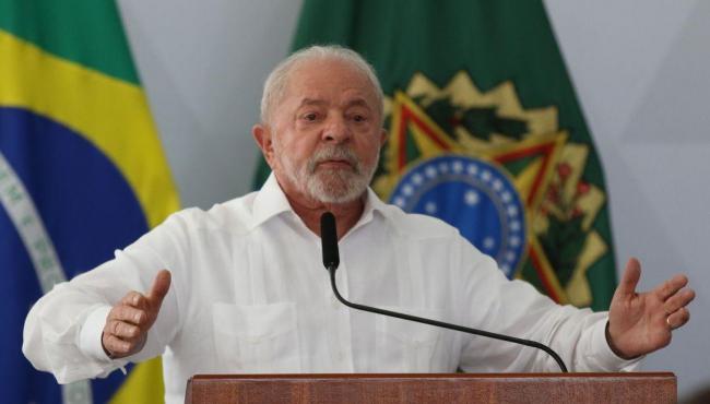 Lula anuncia aumento do salário mínimo e isenção do Imposto de Renda
