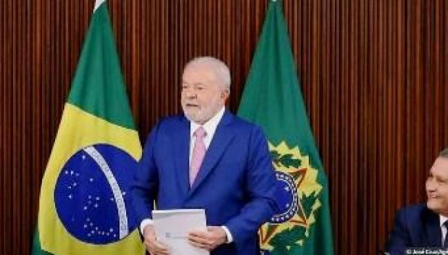 Lula aprova lei de aumento salarial para ministros do STF