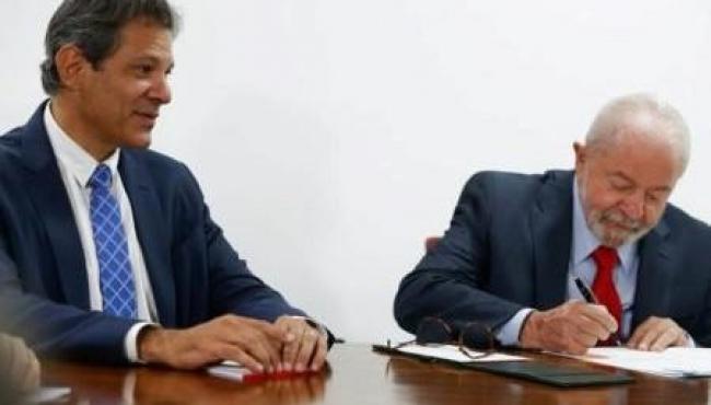 Lula e Haddad entregam projeto de novo arcabouço fiscal ao Congresso