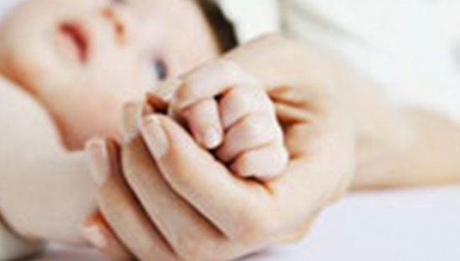 Mãe e companheiro são presos suspeitos de tortura após bebê ser encontrado com 7 fraturas