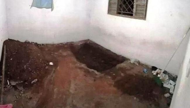 Mãe encontra corpo da filha enterrado em quarto da própria casa; companheiro é suspeito