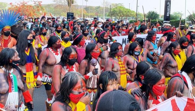 Mais de 5 mil mulheres indígenas fazem ato em Brasília por mais direitos e contra ‘marco temporal’
