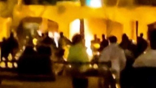Manifestantes ateiam fogo à casa natal de líder aiatolá Khomeini, no Irã