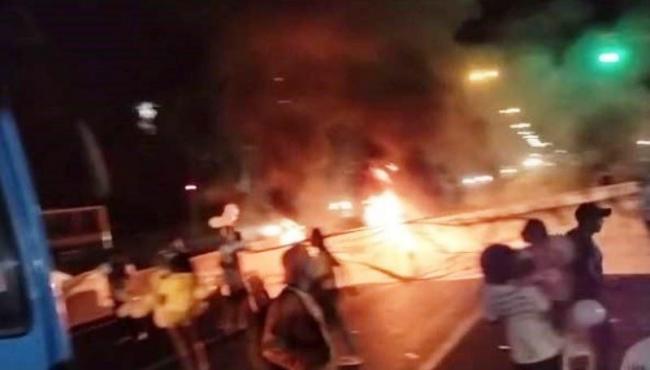Manifestantes colocam fogo em pneus e fecham BR-262, em Viana, ES