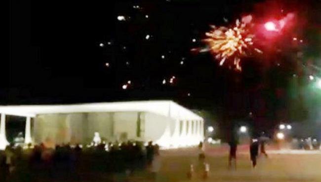 Manifestantes disparam fogos de artifício contra prédio do Supremo