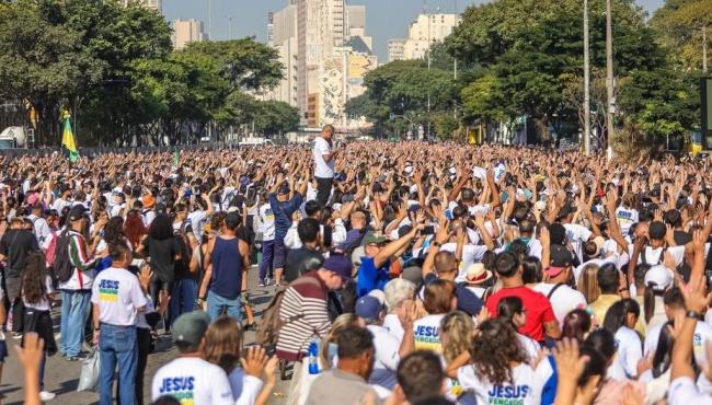 Marcha para Jesus reúne multidão de fiéis nas ruas de São Paulo e atrai poucos políticos