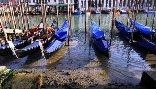 Maré baixa deixa canais de Veneza quase secos