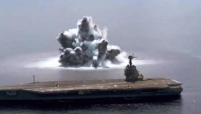 Marinha dos EUA provoca imensa explosão no mar durante teste