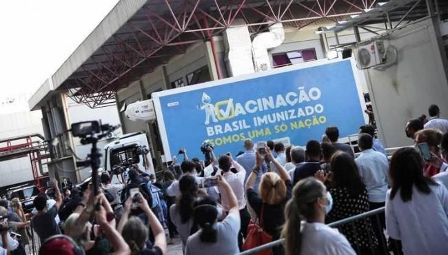 Material para produzir 12 milhões de doses de vacina chega ao Rio