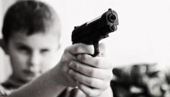 Menino atira em colega de 9 anos por acidente durante brincadeira com espingarda