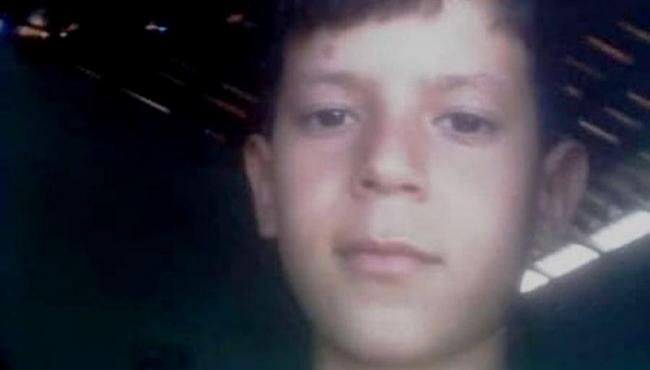 Menino de 8 anos mata irmão acidentalmente ao manusear espingarda do pai