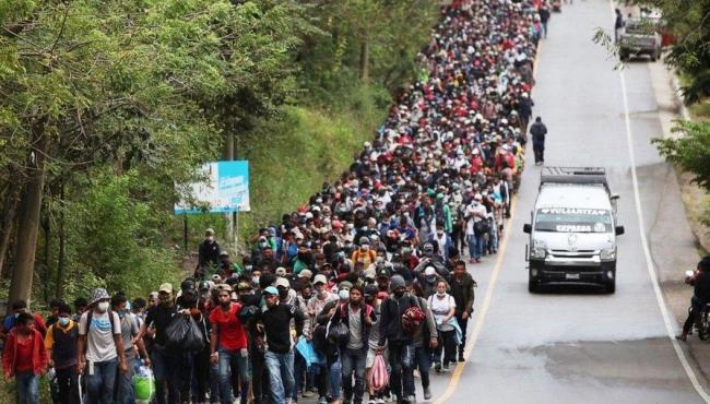 Milhares de imigrantes viajam a pé de Honduras para entrar nos EUA