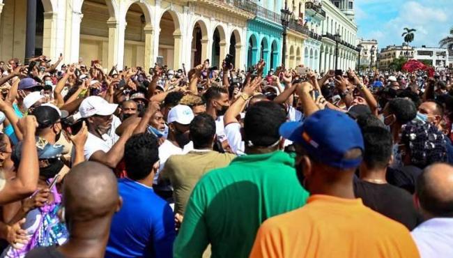 Milhares protestam em Cuba, em meio a recorde de casos de Covid-19 e escassez de luz e comida