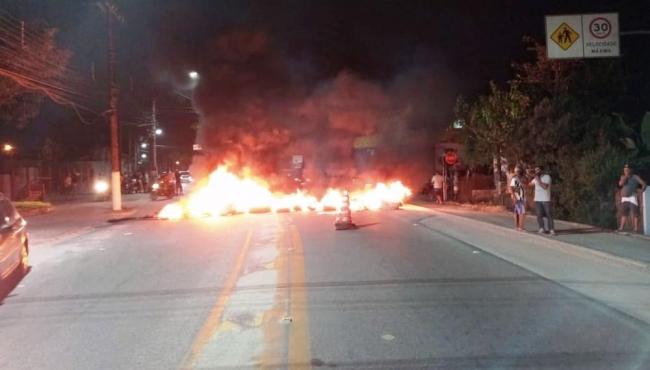 Moradores de Ubatuba queimam pneus em rodovia contra entrada de turistas