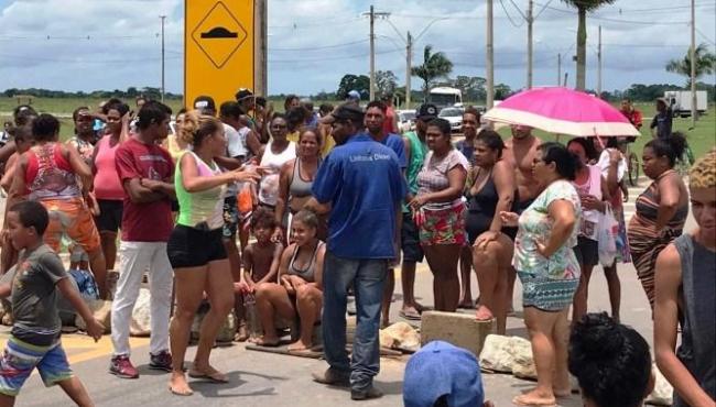 Moradores interditam rodovia que liga Linhares ao Pontal, no Espírito Santo