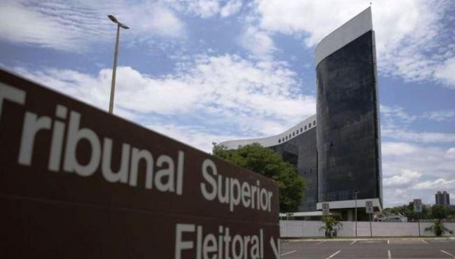 Moraes pede vista e adia julgamento de chapa de Bolsonaro no TSE