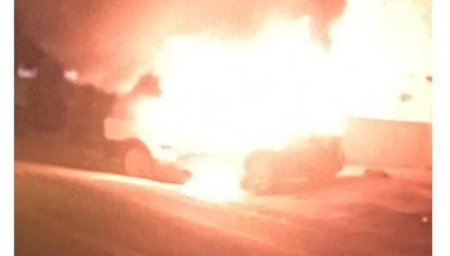 Motoboy fica gravemente ferido após acidente em Cachoeiro e populares ateiam fogo em carro