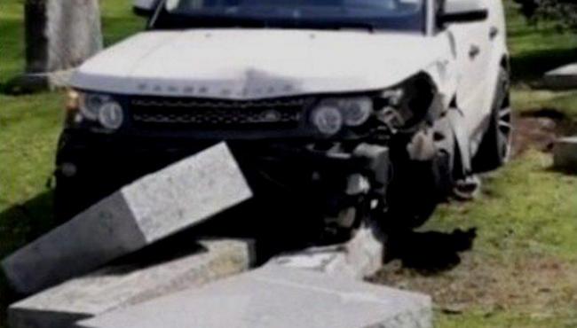 Motorista derruba oito lápides durante treino de direção em cemitério