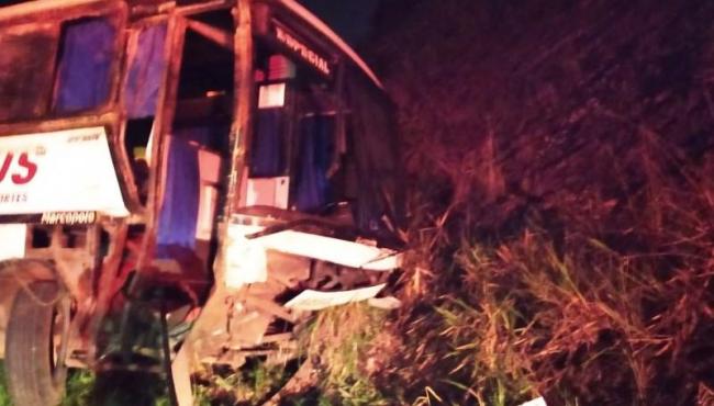 Motorista do ES morre após bater ônibus de turismo em barranco no extremo sul da BA