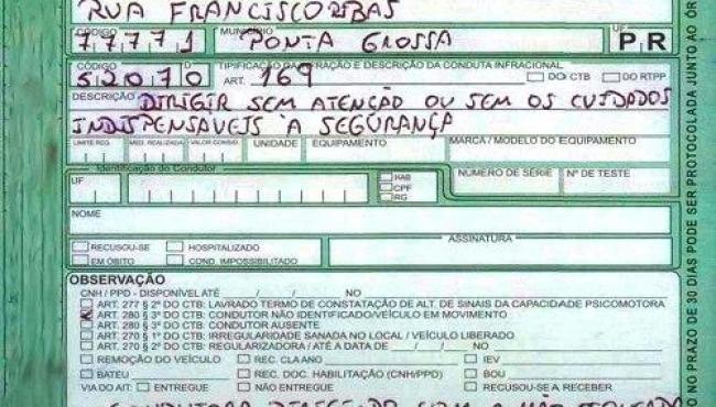 Motorista é multada por comer coxinha enquanto dirigia, no Paraná