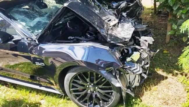 Motorista perde o controle de Mustang e bate apenas 24 horas após comprar carrão