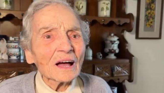 Mulher de 103 anos é pega dirigindo à noite com habilitação vencida