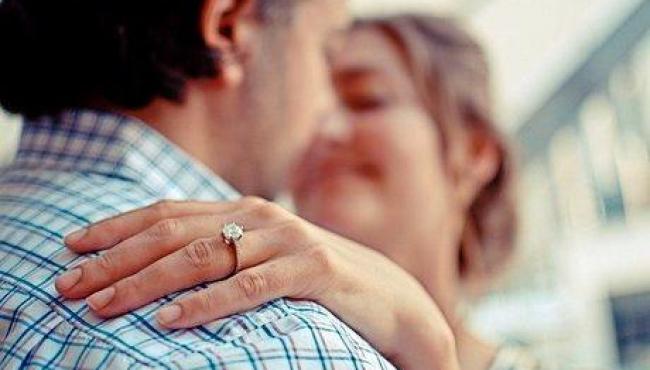 Mulher devolve anel de noivado de R$ 15 mil por ser 'barato' demais