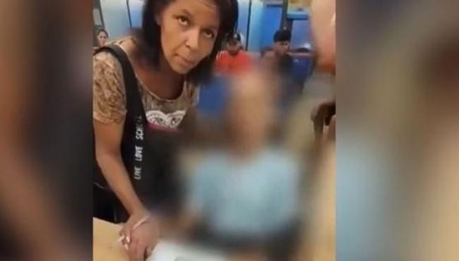 Mulher leva morto em cadeira de rodas para sacar empréstimo de R$ 17 mil em banco