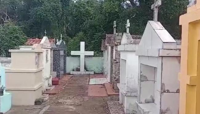 Mulher morre amarrada em cruz em suposto ritual em cemitério