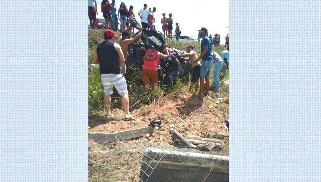 Mulher morre e outras três pessoas ficam feridas em acidente na BR-101, em Linhares, ES