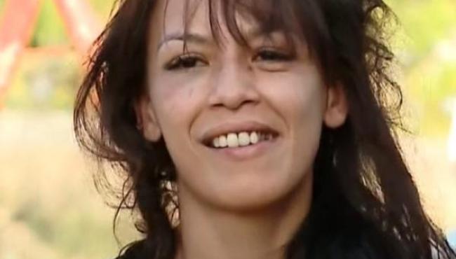 Mulher que matou marido a marteladas justifica crime ao entrar em viatura e sorri