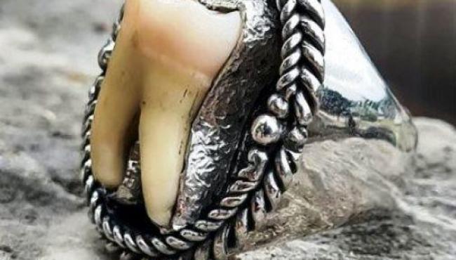 Mulher vende joias com dentes de pessoas mortas; peças chegam a R$ 47 mil