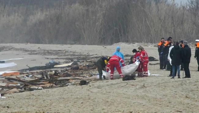 Naufrágio de barco com imigrante perto da costa da Itália deixa 43 pessoas mortas