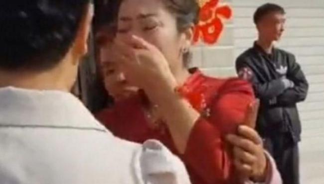 Noiva descobre durante casamento na China que é filha de sua sogra