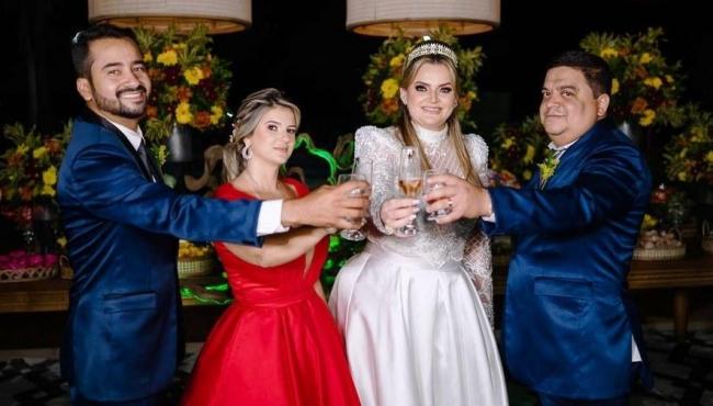 Noiva impressiona convidados ao se casar de vermelho na mesma cerimônia que a irmã