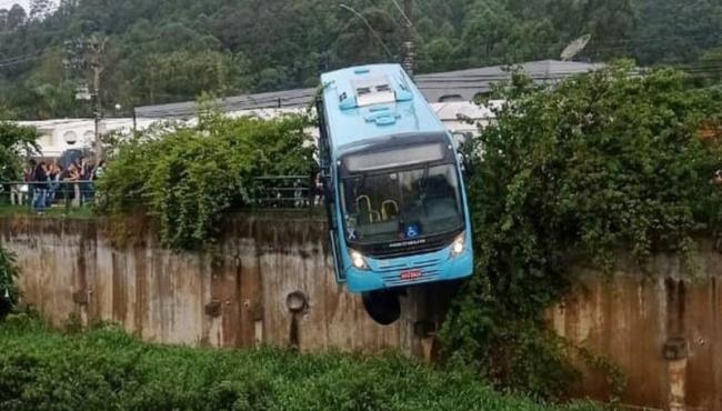 Ônibus com passageiros fica pendurado em ribanceira, no RJ