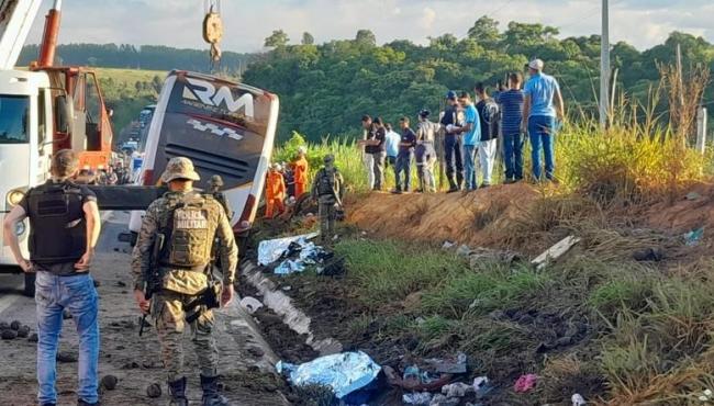 Ônibus de turismo tomba na BR-101 e deixa oito mortos e 23 feridos