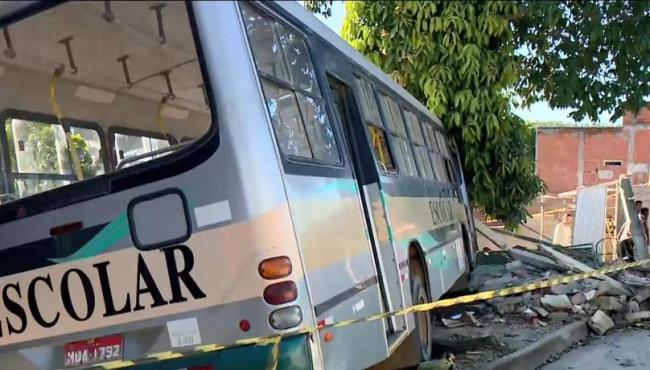 Ônibus escolar desce ladeira, bate em três casas e moto, em São Mateus, no ES; motorista foi socorrido