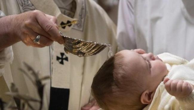 Padre batiza bebê com mistura de água benta e ácido