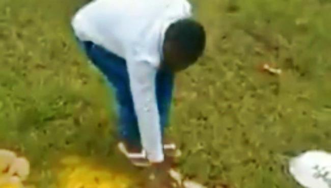 Pastor filma a si mesmo destruindo peças do Candomblé: "Em nome de Jesus"