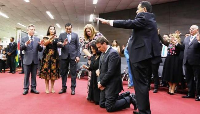 Pastora cobra dízimo do auxílio emergencial e afirma que Deus mandou Bolsonaro dar