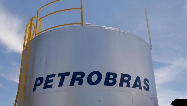 Petroleiros iniciam greve; Petrobras quer garantir abastecimento