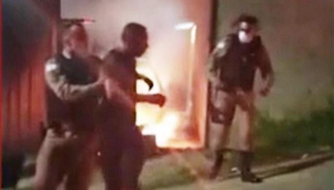 Polícia invade casa em chamas e salva homem após briga com namorado da ex