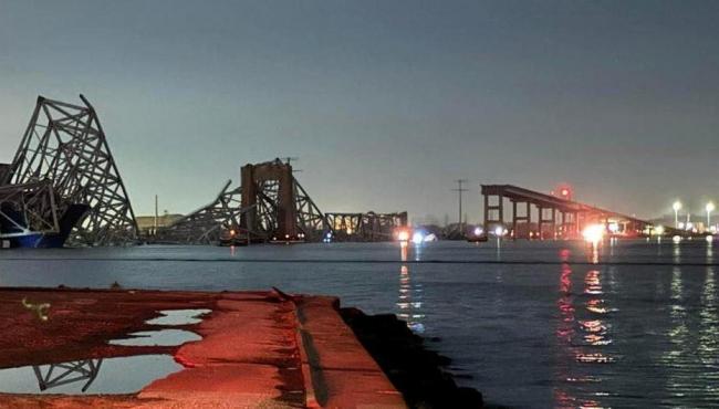 Ponte desaba após ser atingida por navio nos EUA; equipes procuram pelo menos 7 pessoas na água