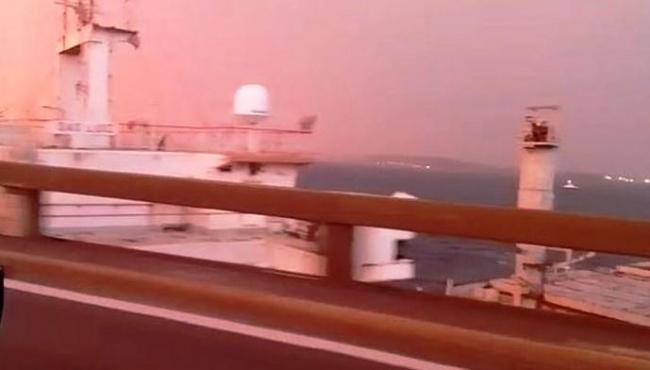 Ponte Rio-Niterói é fechada após navio à deriva atingir sua estrutura