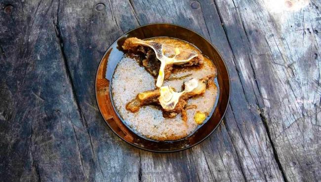 Pratos da fome no Brasil são feitos de carcaças de peixe, sobra de gordura e legumes descartados