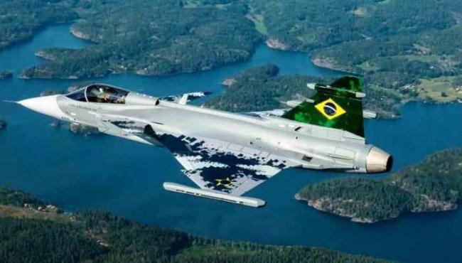 Primeiro caça Gripen já está a caminho do Brasil e será apresentado no DF