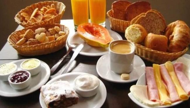 Quais são os 5 alimentos essenciais para o café da manhã?