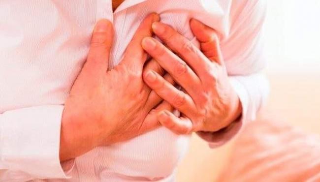 Queimação no peito ou infarto? Saiba a hora de buscar ajuda