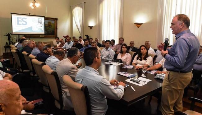 Renato Casagrande recebe prefeitos capixabas no Palácio Anchieta